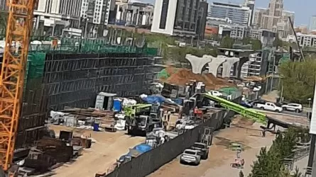 При строительстве линии "Астана LRT" упал подъемный кран